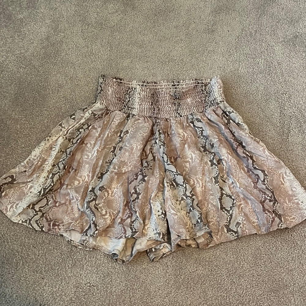 final touch size M flowy shorts tan/snakeskin print